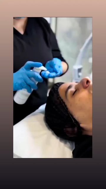 La cosmetóloga aplicando un tratamiento facial