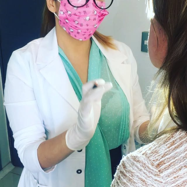 La cosmetóloga Abigail Berdichevsky atendiendo a una paciente